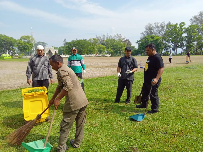 Para pejabat dan Aparatus Sipil Negara (ASN) serta tenaga kontrak dijajaran Pemerintah Kabupaten (Pemkab) Aceh Besar melakukan gotong royong, di lapangan Bungoeng Jeumpa Kota Jantho, Selasa (30/4/2024).