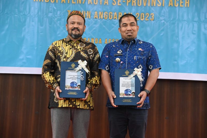 Pj Bupati Aceh Besar, Muhammad Iswanto SSTP MM dan Ketua DPRK Aceh Besar, Iskandar Ali, SPd MSi foto bersama usai menerima Piagam Opini WTP tahun 2023 dari Kepala BPK Perwakilan Provinsi Aceh, Rio Rio Tirta di Aula BPK Aceh, Banda Aceh, Kamis (02/05/2024).