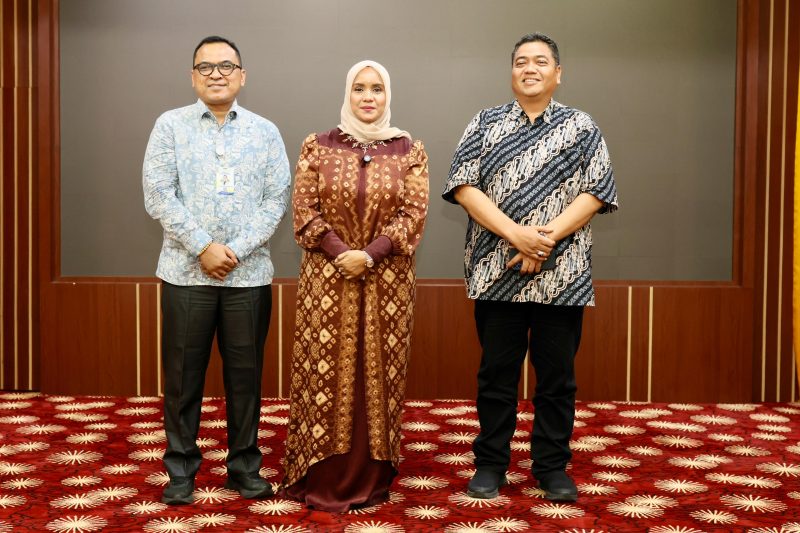 Pj ketua PKK Aceh Mellani Subarni di Dampingi Kepala dinas Kesehatan Munawar Menerima kunjungan Audiensi Panitia Kongres Nasional Ke-13 Endokrinologi di Restoran Pendopo
Gubernur Aceh , Kamis (02 /05/2024).