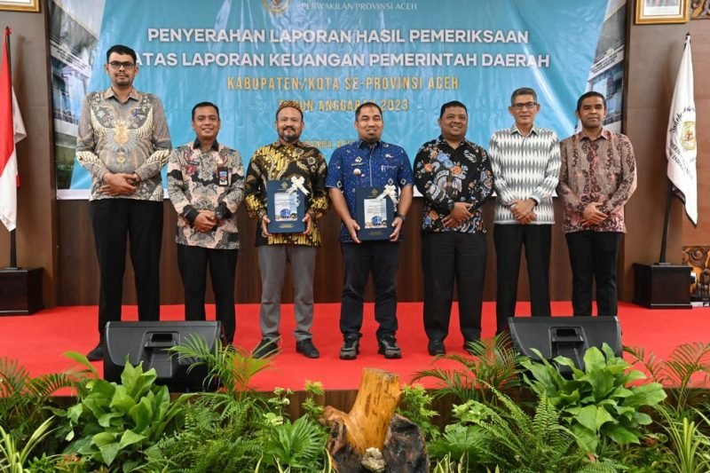 Pj Bupati Aceh Besar, Muhammad Iswanto SSTP MM, Ketua DPRK Aceh Besar, Iskandar Ali, SPd MSi dan Kepala BPK Perwakilan Provinsi Aceh, Rio Tirta foto bersama seusai menerima OPINI WTP atas Laporan Keuangan Pemerintah Daerah (LKPD) tahun 2023 di Aula BPK Aceh, Banda Aceh, Kamis (02/05/2024).