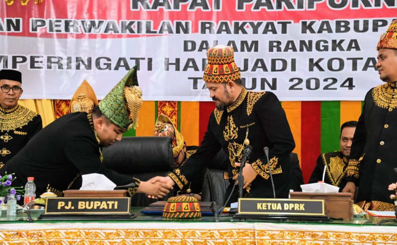 Pj Bupati Aceh Besar, Muhammad Iswanto SSTP MM bersalaman dengan Ketua DPRK Aceh Besar, Iskandar Ali, SPd MSi saat menghadiri Rapat Paripurna DPRK dalam rangka Hari Jadi Kota Jantho ke-40 Tahun 2024 di Gedung DPRK Aceh Besar, Kota Jantho, Jumat (03/05/2024).