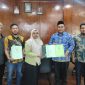 Penyerahan sertifikat tanah kepada Pemkab Aceh Jaya. Foto: NOA.co.id/Hidayat