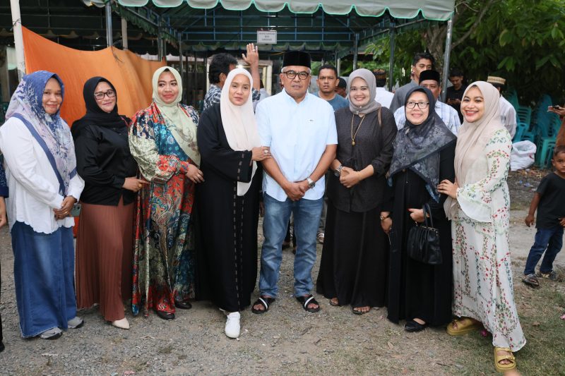 Penjabat Gubernur Aceh, Bustami Hamzah bersama istri, Mellani Subarni bertakziah ke rumah duka alm Roni Ahmad bin Ahmad alias Abu Syik di Gamping Pu 'U, Kecamatan Delima Pidie, Jumat (03/02024) sore.