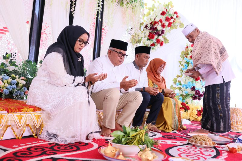 Pj Gubernur Aceh Bustami Hamzah bersama istri Mellani Subarni, Ketua DPRA Zulfadhli dan Anggota DPRA Ihsanuddin, menghadiri agenda silaturahmi, khanduri dan Santunan anak yatim beserta peusijuek bersama tokoh dan masyarakat Jeunieb, di halaman Masjid Imum Syafii, Gampong Teupin Keupula, Kecamatan Jeunieb, Kabupaten Bireuen, Sabtu (4/5/2024).