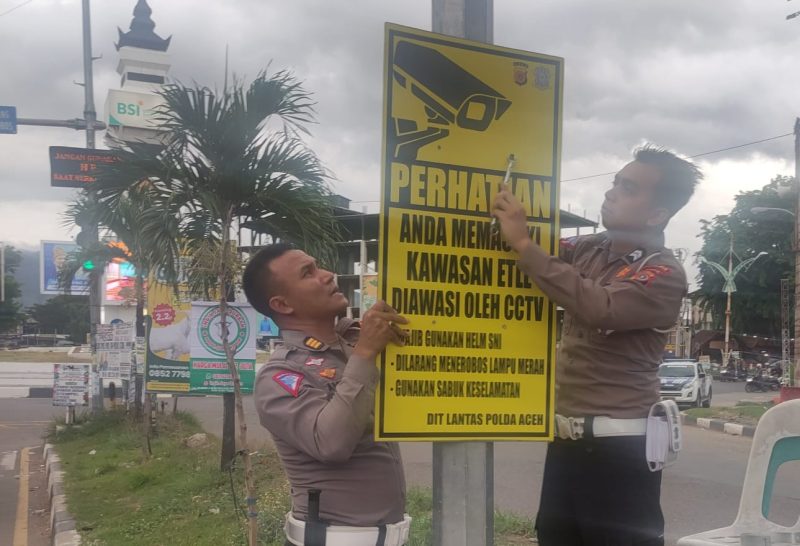 Polisi sedang memasang papan peringatan. Foto: dok Humas Polda Aceh. 