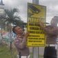 Polisi sedang memasang papan peringatan. Foto: dok Humas Polda Aceh. 