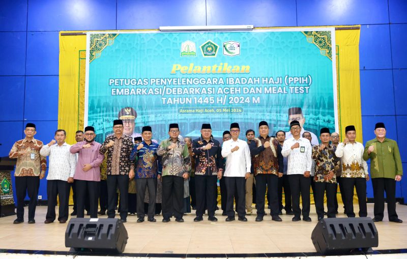 Asisten Administrasi Umum Sekda Aceh, Dr. H. Iskandar, AP, S.Sos, M.Si., atas nama PJ Gubernur Aceh, menghadiri sekaligus menyampaikan sambutan pada pelantikan Petugas Penyelenggara Ibadah Haji (PPIH) Embarkasi/Debarkasi Aceh tahun 2024, di Aula Jedah, Asrama Haji Embarkasi Aceh, Minggu, (05/05/2024). 