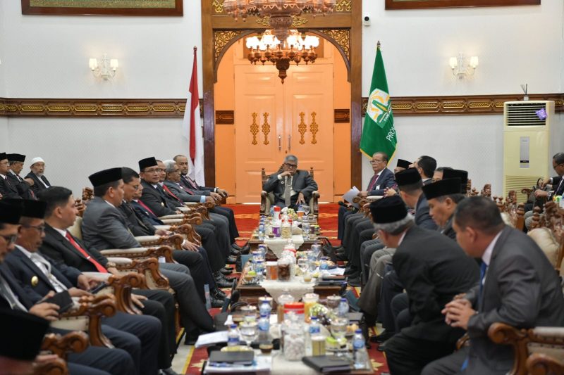 Pj. Gubernur Aceh, Bustami, SE. M. Si Bersama Plh. Direktur Utama Bank Aceh Syariah, Fadil Ilyas, Pj. Sekda Aceh, Azwardi Rapat Umum Pemegang Saham (RUPS) dengan Seluruh Bupati dan Walikota Se-Aceh di Pendopo Gubernur Aceh, Minggu (05/05/2024). 