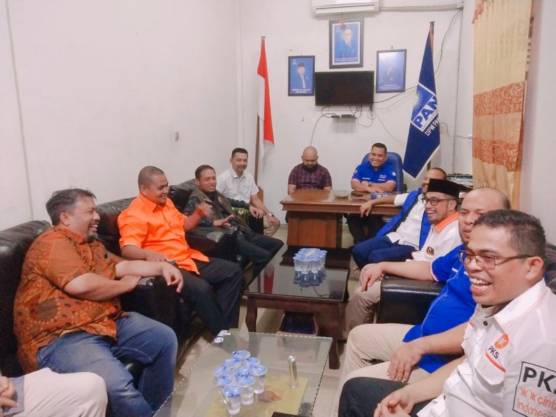 Politisi dari PKS dan PAN tampak akrab pada momen silaturahmi PKS ke Kantor PAN Aceh Besar, Sabtu (4/5/2024). (Foto | Biro Humas Adpim Setda Aceh) 