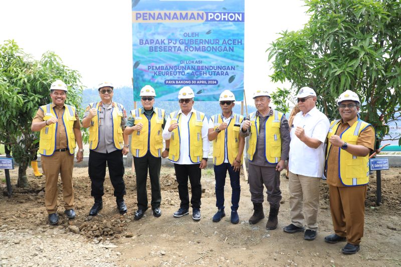 Pj bupati Aceh Utara Mahyuzar saat meninjau pembangunan bendungan Keureutoe. (Foto | Istimewa)