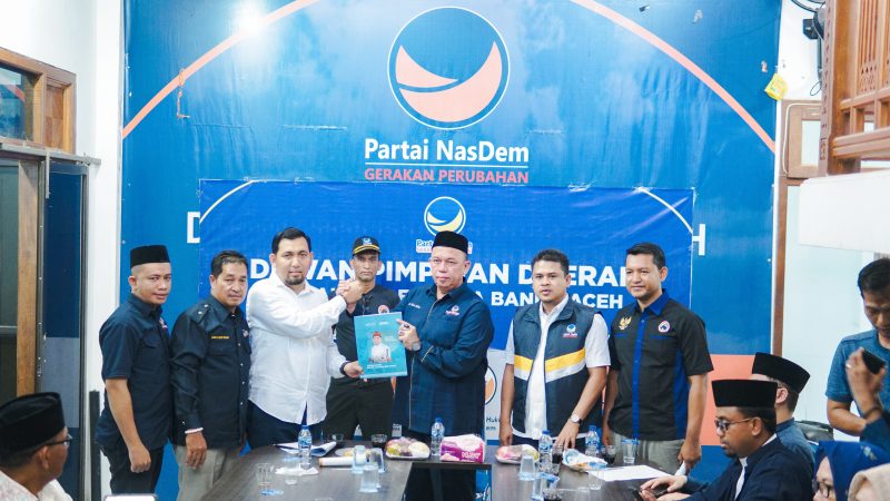 Tokoh Pengusaha Muda Banda Aceh, Muhammad Balia, saat menyerahkan berkas pendaftaran penjaringan Bakal Calon (Bacalon) Wali Kota Banda Aceh ke Sekretariat DPD Partai NasDem Banda Aceh, Minggu (5/5/2024). (Foto | Humas NasDem Banda Aceh)