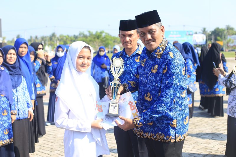 PJ sekda Aceh Utara Dayan Albar dan kadis Dikbud Aceh Utara Jamaluddin, saat penyerahan apresiasi pada siswa berprestasi. (Foto | Ahmad Mirzda/NOA.co.id)