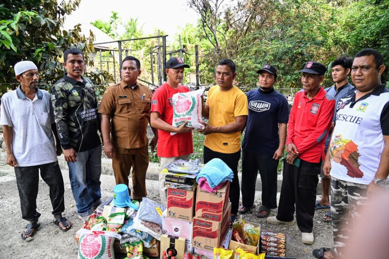 Kabid Linjamsos Dinsos Aceh Besar, Munawar SKM,M.Si menyerahkan sejumlah bantuan masa panik kepada warga korban kebakaran rumah di Gampong Cot Jambo, Kecamatan Blang Bintang, Aceh Besar, Senin (06/05/2024) siang. (FOTO | MC ACEH BESAR)