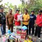 Kabid Linjamsos Dinsos Aceh Besar, Munawar SKM,M.Si menyerahkan sejumlah bantuan masa panik kepada warga korban kebakaran rumah di Gampong Cot Jambo, Kecamatan Blang Bintang, Aceh Besar, Senin (06/05/2024) siang. (FOTO | MC ACEH BESAR) 