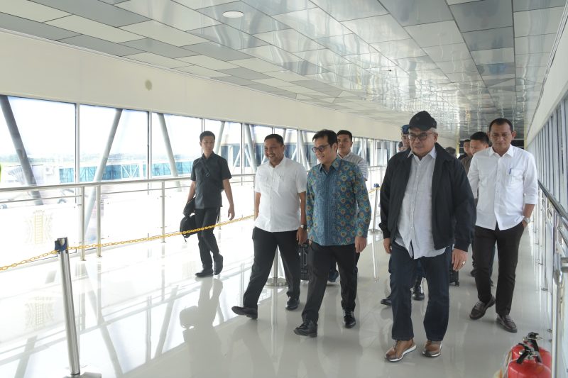 Kepala Badan Pengelola Kekayaan Aceh Reza Saputra, menyambut kedatangan Wakil Menteri Komunikasi dan Infotmatika RI Nezar Patria dan kepulangan Pj Gubernur Aceh Bustami Hamzah, di VIP Bandara Internasional Sultan Iskandar, Rabu (8/5/2024). (Foto/Humasaceh.go.id) 