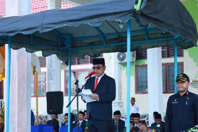 Penjabat Bupati Aceh Barat, Drs. Mahdi Efendi, saat menjabat Pembina Upacara pada upacara peringatan Hari Pendidikan Nasional (Hardiknas) Tahun 2024. (Foto: ist) 