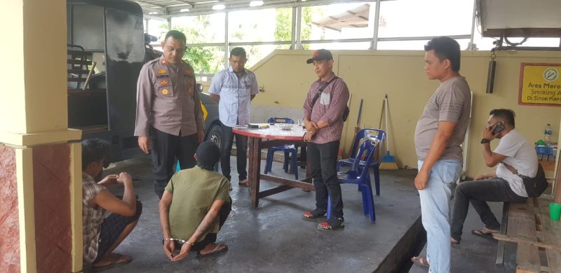 Polisi saat menangkap tiga orang pelaku dalam kasus ini. Tak hanya 30 Unit AC. (Foto | Afrizal/NOA.co.id) 