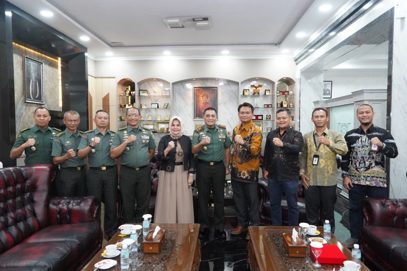 Pangdam IM, Mayjen TNI Niko Fahrizal, M.Tr (Han) menerima Audiensi dari GM PT. Solusi Bangun Andalas (SBA) beserta rombongan yang berlangsung di Ruang Kerja Pangdam IM, Makodam IM, Kota Banda Aceh pada Rabu (08/05/24). (Foto.ist) 