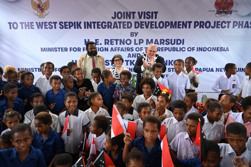 Menteri Luar Negeri RI Retno Marsudi bersama Menlu Papua Nugini Justin Tkatchenko mengunjungi Sekolah Dasar (SD) Wutung di kawasan perbatasan RI- Papua Nugini,Kamis(9/5/2024). (Foto | Kemlu RI )