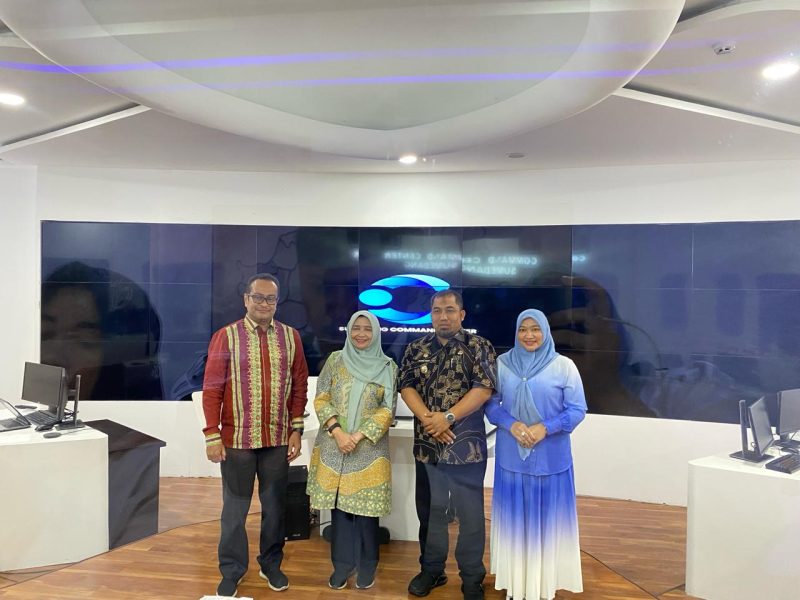 Pj Bupati Aceh Besar Muhammad Iswanto SSTP MM bersama Ketua TP PKK Cut Rezky Handayani SIP MM, turut didampingi Plt Kepala Diskominfo Aceh Besar Khairul Huda SIKom MM mengunjungi Sumedang Comand Center di Sumedang, Jawa Barat, Rabu (8/5/2024). (Foto | Kominfo Abes) 