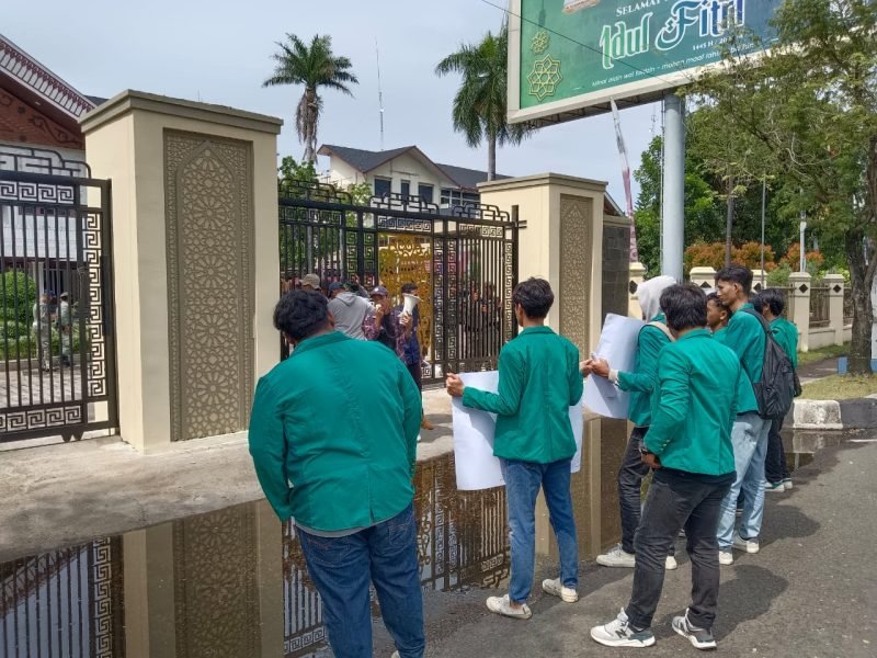 Sejumlah Mahasiswa Gelar Aksi Damai Tuntut Pembentukan Pansus BPBJ. Foto: Ist