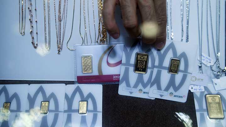 Pedagang menata emas Antam di Jakarta, Rabu, 17 Februari 2021. (Foto: Ist)