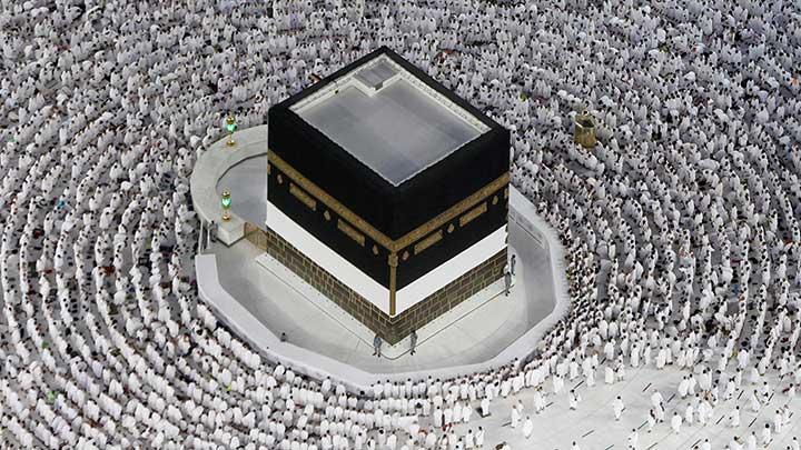 Jutaan umat muslim mengelilingi Ka'bah dan berdoa di Masjidil Haram jelang puncak saat pelaksaan ibadah haji tahunan, di kota suci Mekkah, Arab Saudi 6 Juli 2022. Sekitar satu juta Muslim diperkirakan akan menghadiri musim haji 2022 setelah dua tahun gangguan besar yang disebabkan oleh pandemi COVID-19. (Foto: tempo.co)