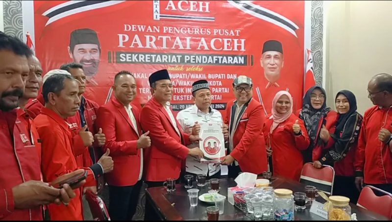 Ketua DPW PA Pidie Jaya H. Aiyub Abbas (baju Putih) menyerahkan formulir pendaftaran Bakal Calon Bupati dan Wakil Bupati Pidie Jaya Dr. H. Sa'id Mulyadi dan Saiful Anwar ke Kantor DPP PA di Banda Aceh, Rabu (15/5/2024). (Foto | Muhammad Rissan/NOA.co.id)