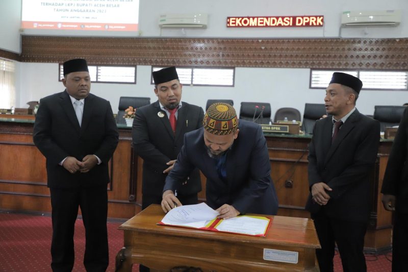 Pj Bupati Aceh Besar Muhammad Iswanto, S.STP MM didampingi Ketua DPRK Aceh Besar Iskandar Ali SPd MSi, wakil Ketua DPRK Aceh Besar, dan pejabat terkait lainnya foto bersama pada kegiatan penutupan Rapat Paripurna DPRK Aceh Besar dengan agenda penyampaian Rekomendasi DPRK Aceh Besar terhadap Laporan Pertanggungjawaban Bupati Aceh Besar Tahun Anggaran 2023 di Gedung DPRK Aceh Besar, Rabu (15/5/2024). Foto: Prokopim Pemkab Aceh Besar