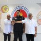 Pj Gubernur Aceh Bustami Hamzah yang didampingi Ketua DPR Aceh Zulfadhli, foto bersama dengan Menpora Dito Ariotedjo, di Kemenpora, Jakarta Pusat, Rabu, 15 Mei 2024. (Foto: Rio Syahrani/NOA) 