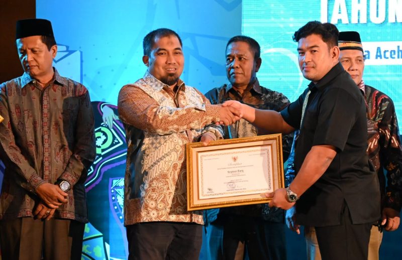 Pj Bupati Aceh Besar, Muhammad Iswanto, S.STP MM menerima Piagam Penghargaan Sertifikat Warisan Budaya Takbenda (WBTb) dari Kadis Pariwisata Aceh, Almuniza Kamal S.STP M.Si di Hotel Hermes Palace, Banda Aceh, Rabu (15/05/2024). Foto: MC Aceh Besar) 