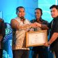 Pj Bupati Aceh Besar, Muhammad Iswanto, S.STP MM menerima Piagam Penghargaan Sertifikat Warisan Budaya Takbenda (WBTb) dari Kadis Pariwisata Aceh, Almuniza Kamal S.STP M.Si di Hotel Hermes Palace, Banda Aceh, Rabu (15/05/2024). Foto: MC Aceh Besar) 