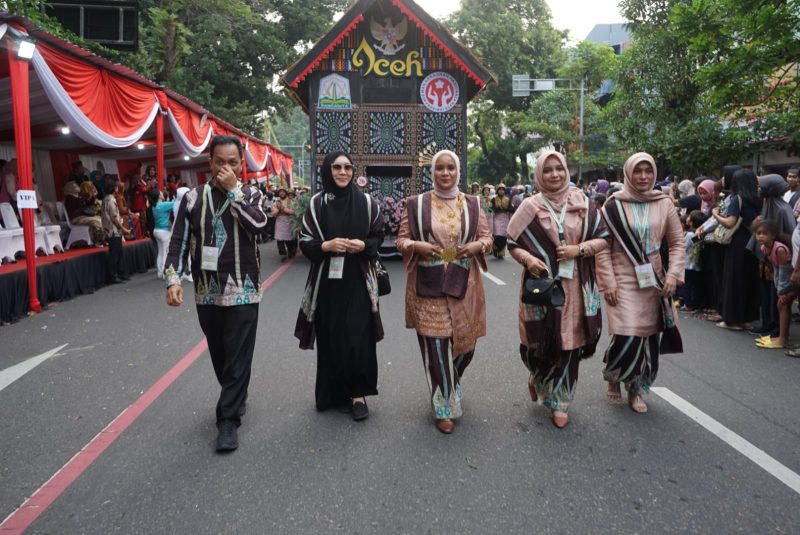 Pj TP PKK Aceh Melanni Bustami didampingin Istri Pj Sekda Aceh Nurmaziah saat mengikuti pawai parade mobil hias dari stadion Sriwendari ke Balaikota Surakarta, Rabu 15 Mei 2024. Foto: Rio Syahrani/NOA