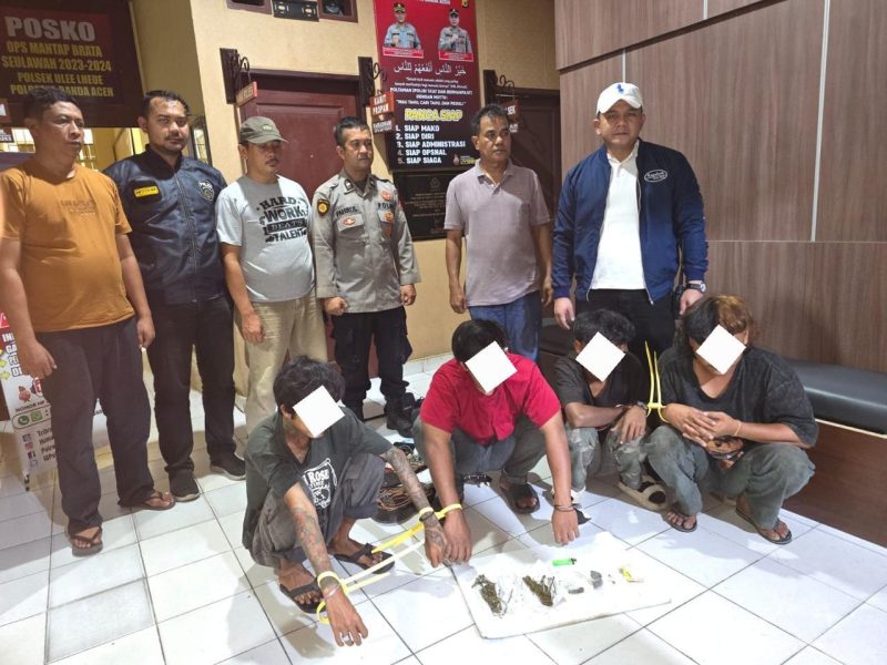 Polisi tangkap empat pemuda di Taman Meuraxa. Foto: NOA.co.id/Hidayat 