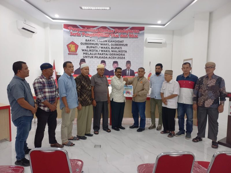 Tim Idris Johan - Abdurrahman ( Idaman) menyerahkan berkas pencalonan bakal calon Kandidat untuk Pilkada Pidie Jaya 2024 yang diterima oleh Nurdin Sufi Wakil ketua DPD Partai Geurindra Aceh. (22/5/2024).(Foto|Muhammad Rissan/NOA Co.id)