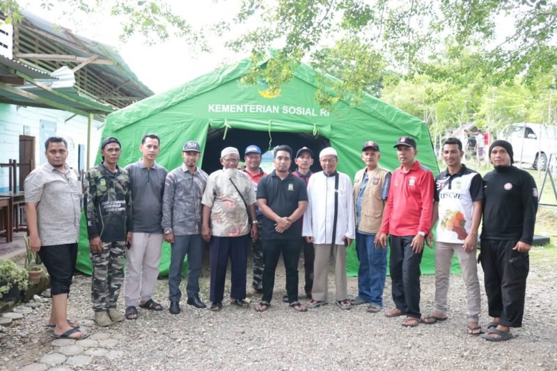 Plt Kadis Sosial Aceh Besar foto bersama dengan Ketua Yayasan Ar-Rabwah An-Najiyah serta anggota Tagana setelah selesai mendirikan tenda darurat untuk SDIT Ar-Rabwah,di kompleks pesantren ar rabwah Gampong Krueng Lamkareung, Kecamatan Indrapuri, Aceh Besar, Kamis (23/05/2024). (Foto: MC Aceh Besar) 