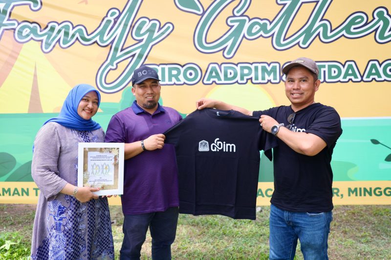 Plh Kepala Biro Administrasi Pimpinan Sekda Aceh Gade Ridwan menyerahkan piagam penghargaan kepada Pj. bupati Aceh Besar Muhammad Iswanto, S.STP, MM yang baru saja menjabat sebagai kepala DPMPTSP Aceh di Taman Tepi laut Aceh Besar, Minggu (26/05/2024). Foto: Biro Adpim Setda Aceh