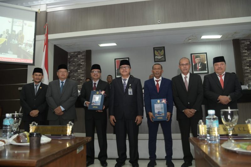 Pj. Sekda Aceh, Azwardi mengikuti Rapat Paripurna DPR Aceh tahun 2024 dengan agenda penyampaian Laporan Hasil Pemeriksaan Badan Pemeriksa Keuangan (LHP-BPK) atas laporan keuangan Pemerintah Aceh Tahun Anggaran 2023.di gedung serbaguna DPRA, Banda Aceh (27/5/2024). Foto: Hidayat S/ NOA.co.id