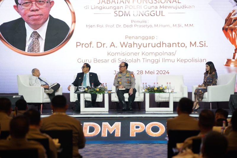 Irjen Dedi Raih Rekor MURI sebagai Perwira Tinggi Polri Penulis Buku Terbanyak. Foto: Humas Polri