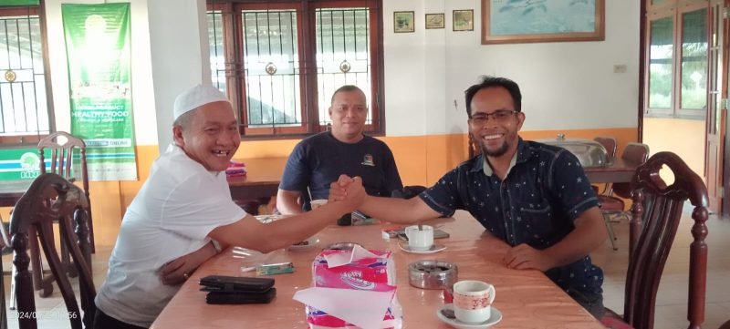 Pj Bupati Aceh Singkil, Azmi (Pertama Kiri) bersama warga (Pertama Kanan) akhirnya berdamai, Rabu(29/5/2024). ( Foto | HO).