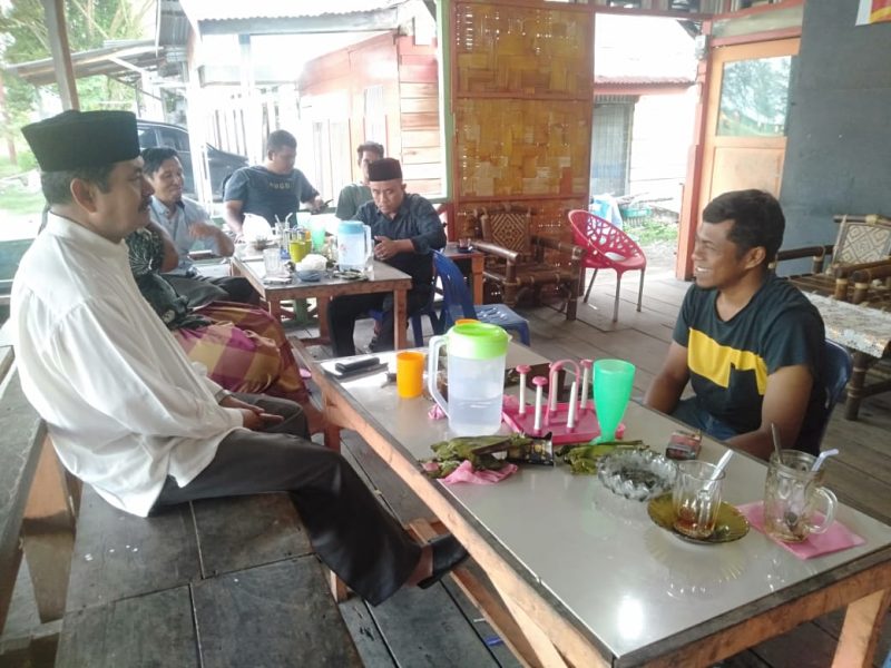 Tokoh masyarakat dan politisi lokal Kabupaten Aceh singkil. (Foto : Ari sardi Gustidinata/ NOA.co.id).