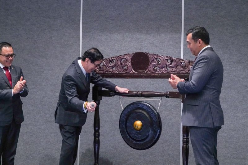 Menteri Hukum dan HAM RI, Yasonna H. Laolany (Tengah), Menteri Pendayagunaan Aparatur Negara dan Reformasi Birokrasi (PAN-RB), Abdullah Azwar Anas (Pertama Kiri) dan Direktur Jenderal Imigrasi, Silmy Karim (Pertama Kanan), saat Rakor Perwakilan Imigrasi, di Los Angeles, California, Amerika Serikat, 27-31 Mei 2024.(Foto | HO- Humas Ditjen Imigrasi).