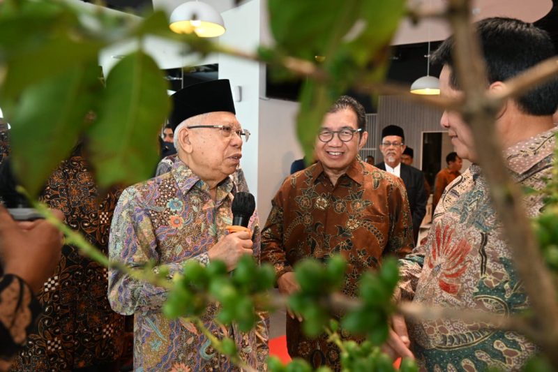 Ma’ruf Amin didampingi Direktur Utama BSI Hery Gunardi meninjau showcase Desa Binaan dan UMKM BSI, serta layanan operasional cabang BSI di Banking Hall, Kamis (30/05/2024). Foto: NOA.co.id