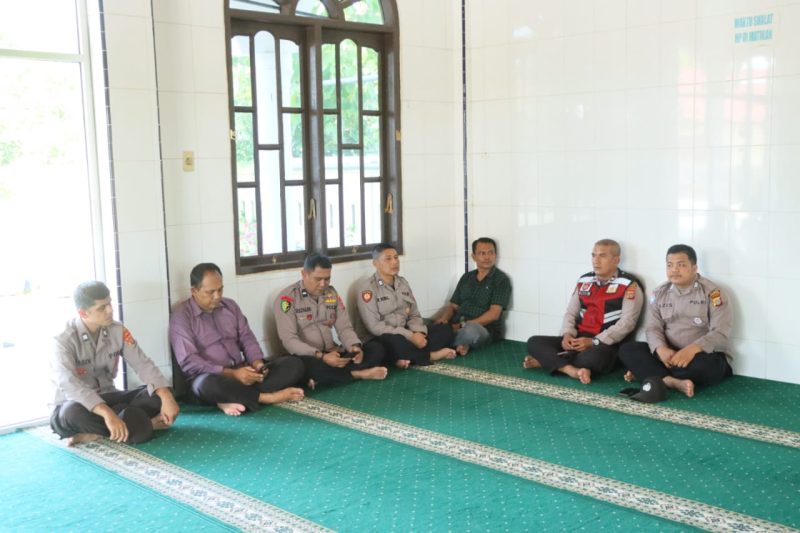 Personel Polres Lhokseumawe mengikuti kegiatan Binrohtal dan siraman rohani yang bertujuan untuk meningkatkan keberkahan rezeki. Foto: NOA.co.id