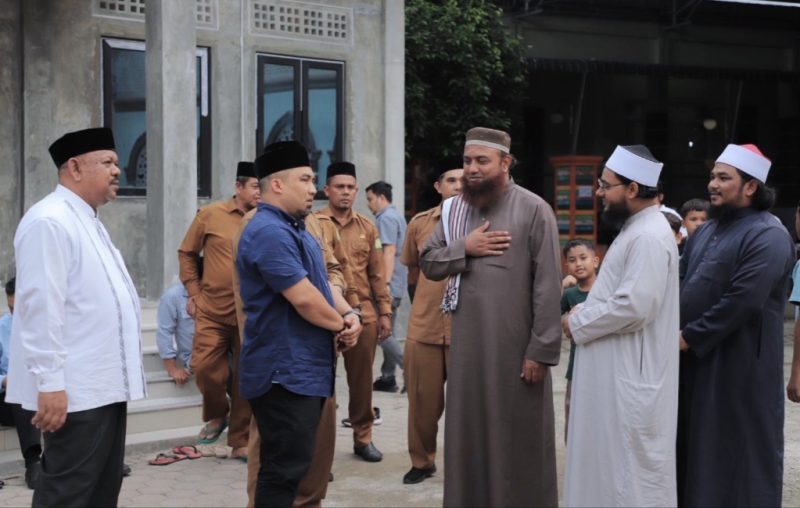 Foto: Pj Bupati Aceh Besar Muhammad Iswanto bersama jajaran melakukan Takziah ke rumah duka almarhum Waled Husaini.