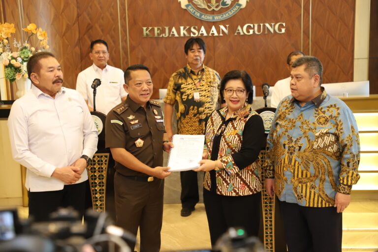 Kejagung RI menerima hasil audit kompensasi kerugian keuangan negara dari Kepala Badan Pengawasan Keuangan dan Pembangunan (BPKP) Muhammad Yusuf Ateh di bertempat di Gedung Utama Kejaksaan Agung, Jakarta, Rabu (29/5/2024). (Foto | HO-Puspenkum Kejagung RI).