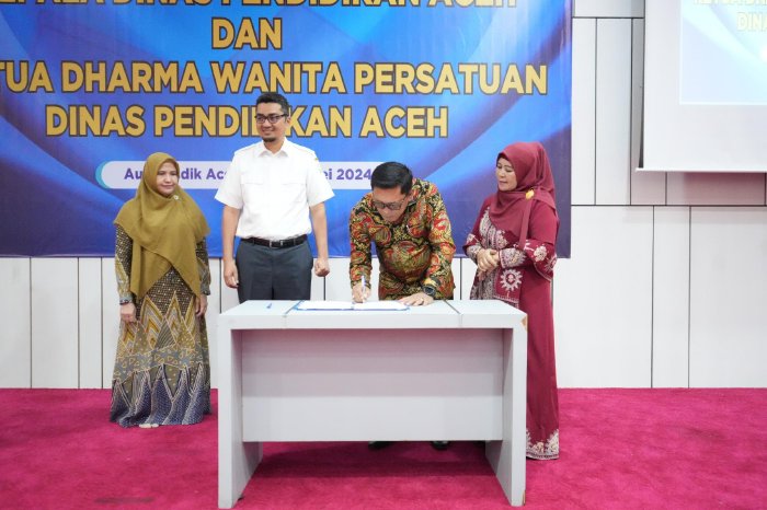 Serah terima jabatan (Sertijab) Kepala Dinas Pendidikan Aceh antara Drs. Alhudri, MM dengan Marthunis, S.T., D.E.A di Aula Disdik Aceh berlangsung penuh keakraban. Rabu, 22 Mei 2024. (Foto: Disdik Aceh) 