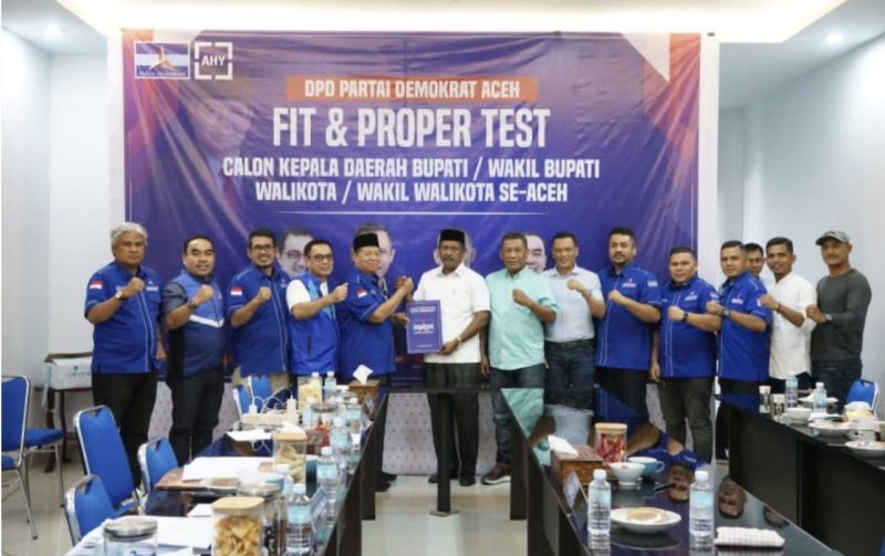 Murdani Saat memberikan Cinderamata Pada Kegiatan Fit And Proper Test Calon Kepala Daerah Bupati / Wakil Bupati dan Walikota /  Wakil Walikota Se-Aceh yang dilaksanakan oleh DPD Partai Demokrat Aceh di Banda Aceh, Kamis (20/06/2024) (Foto: noa.co.id/FA).