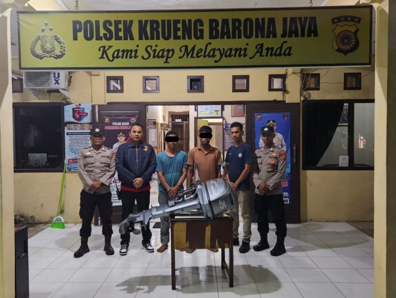 Dua pelaku dan barang bukti mesin Speed Boat saat di amankan polisi di Polsek Krueng Barona Jaya, Sabtu malam (08/06/2024)