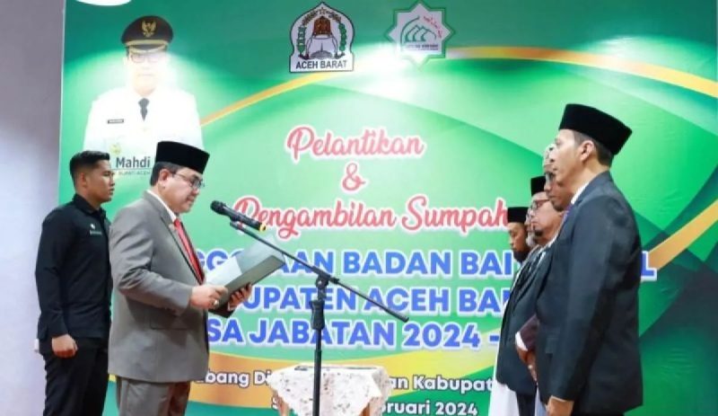 Pj Bupati Aceh Barat, Mahdi Efendi melantik komisioner Baitul Mal periode 2024-2029 berlangsung di Aula Cabang Dinas Pendidikan Aceh Kabupaten Aceh Barat, Senin (26/2/2024). (Foto: noa.co.id/FA)